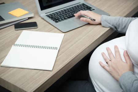 עו"ד לענייני עבודה, גילו שהעובדת החדשה בהיריון ושינו את תנאי ההעסקה – זה יעלה להם