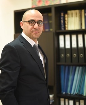 עורך דין משפחה, הצד של הכלה שילם הרבה יותר, אך הדירה תחולק חצי-חצי