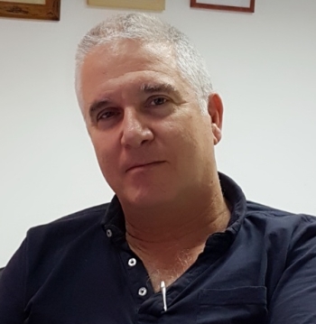 דיני מקרקעין, איחרה במסירת הדירה, סירבה לפצות והאשימה את המזכירה