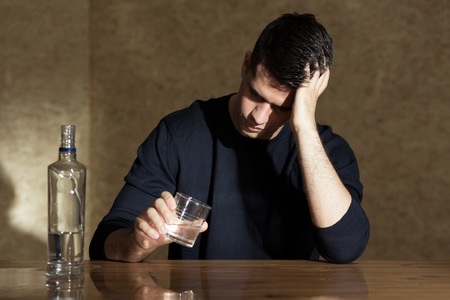 דיני משפחה, ביקש שלום בית וחויב להתגרש בגלל בעיות סמים ושתייה