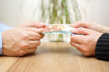 עורך דין משפחה, בני הזוג קיבלו כסף מהורי האישה: הלוואה או מתנה?