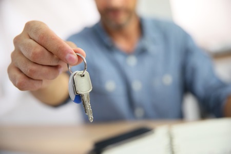 עו"ד, ביה"ד אפשר לאישה לגור בדירתו של בעלה 5 שנים ללא שכירות