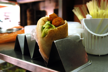 עורך דין, דוכן הפלאפל ימשיך לפעול: יש צורך להושיט יד לנתבע ומשפחתו 