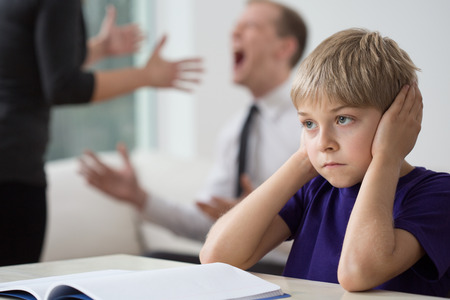 עורך דין משפחה, שופטת להורים: טפלו במצבו הרגשי של ילדכם במקום להגיש תביעות הדדיות