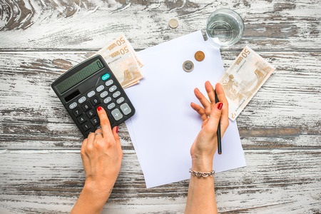 עו"ד, אחרי שהגרוש סייע לה לכסות חובות, האישה תבעה ממנו כמיליון שקל