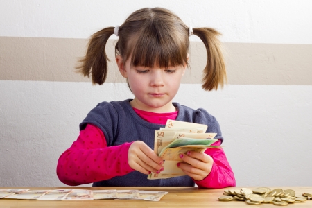 עורך דין משפחה, 500 שקל במקום 1,250 – אב חויב במזונות מופחתים