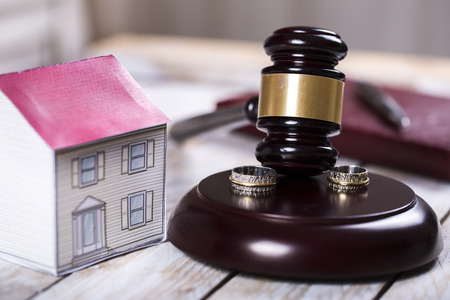 עורך דין משפחה, שתי נשותיו של המנוח טענו לזכויות בנחלתו – ושתיהן הפסידו