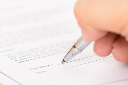 עורך דין משפחה, ויתרה על חלקה בירושת אביה לטובת אחיה – ולא תוכל לחזור בה