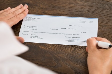 עו"ד, בנק "הפועלים" הגביל חשבון של לקוחה שלא בצדק