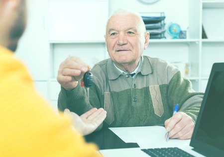 עורך דין משפחה, כתב לאביו ״מכתב פרידה״ – ואיבד את סמכותו כמיופה הכוח שלו