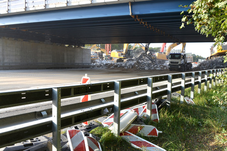 דיני תעבורה- נתקע במעקה בטיחות, ביהמ"ש: תאונת דרכים שמכוסה בביטוח