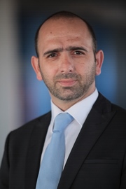 עורך דין לענייני משפחה, יקבל את זכויות אביו במשק אף שלא מונה לבן ממשיך