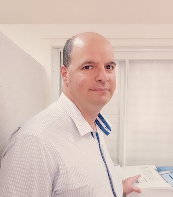 עורך דין נזיקין, עובד נחשף לעישון של חבריו למשרד – המדינה תפצה