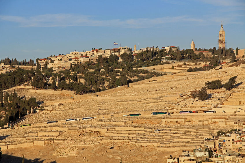 עורך דין חוזים, חברה קדישא תפצה רב שהואשם כי ״סחר״ בקברים