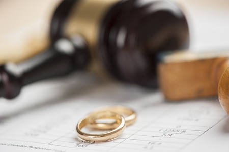 עורך דין דיני משפחה, לא הסכים לפרנס כי אשתו לא מכבסת  – וחויב להתגרש