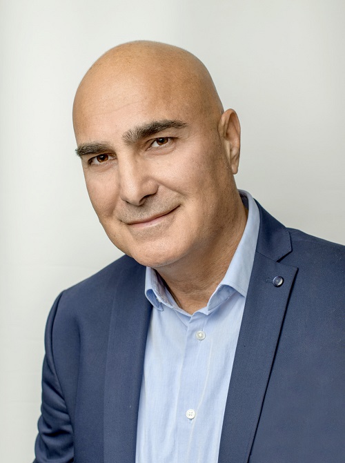 עורך דין פלילי, התיזה אקונומיקה על שוטר וזוכתה כי חשבה שמדובר בתוקף