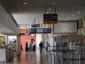 עורך דין, ״15 שעות על ספסלי ברזל״: אייר קנדה תפצה נוסעת על ביטול טיסה