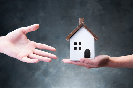 עורך דין משפחה, הבעל העלים כספים – האישה תקבל את הדירה המשותפת