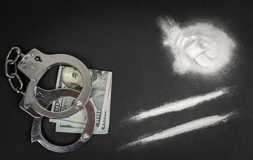 עורך דין פלילי, צעיר שהואשם בהחזקת 46 מנות הרואין וקוקאין זוכה מכל אשמה