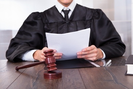 עורך דין פלילי, הנאשמת ניצחה: או שתקבל הסדר מותנה או שכתב האישום יבוטל