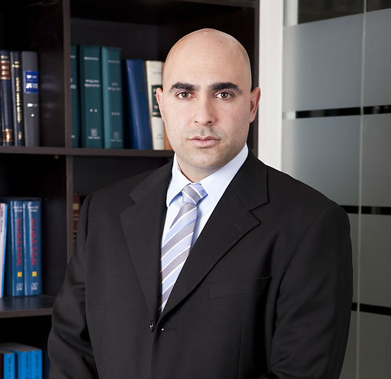 עורך דין דיני נזיקין, הקבלן דחף את החשמלאי – וישלם על כך כ-85,000 שקל