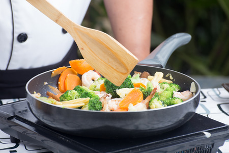 עורך דין דיני עבודה, 100,000 שקל פיצויים לטבחית שעזבה את עבודתה בגלל מחלה