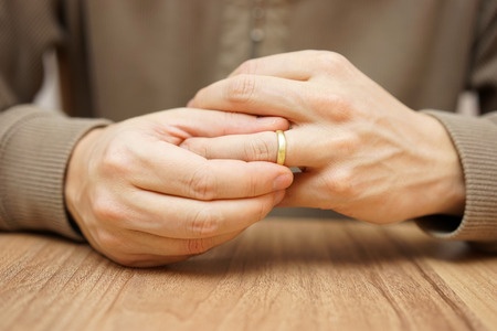 עורך דין דיני משפחה, האישה נטשה למדינה אחרת – הבעל יוכל להתחתן עם אישה נוספת