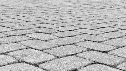 עורך דין נזיקין, תביעה: נפגעה קשה בגלל מדרכה משובשת בתל אביב  