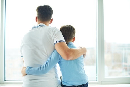 עורך דין משפחה, ״נפשו נלקחת בשבי״: החלטה נוקבת נגד אב בשל סירוב ילד לפגוש את אמו