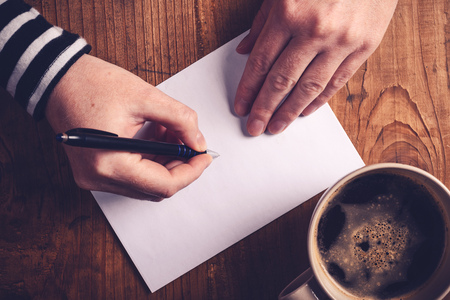 עורך דין נזיקין, ניסה לנקום בזוגתו לשעבר דרך מקום העבודה שלה – וישלם על זה