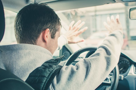 עורך דין תעבורה, נהג בפראות, פגע ברכב עם אישה בהריון וברח – אך לא יישלח לכלא