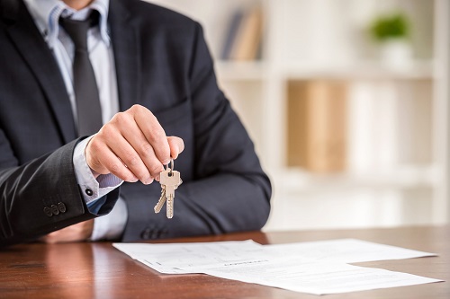 עורך דין נדלן, איחור של שנה במסירה וליקויי בנייה: כ-150 אלף ש' לרוכשים