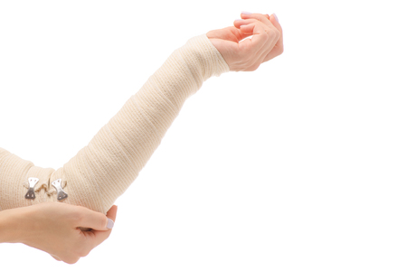 עורך דין נזיקין, כ-150,000 שקל לאישה שנפלה במדרכה בעייתית ולאחר מכן קיבלה טיפול רשלני