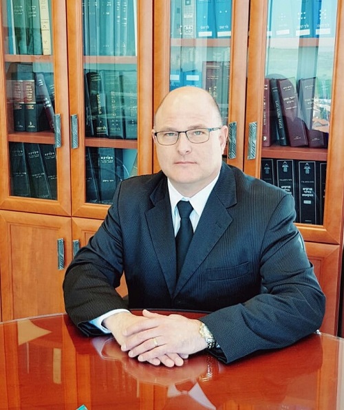עורך דין דיני משפחה, בניגוד לעמדת הוריו, לצעיר שנפצע בתאונת דרכים מונה אפוטרופוס לדין