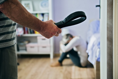 תביעות נזיקין, שבר לבת זוגו צלע, ויפצה ב-50 אלף שקל