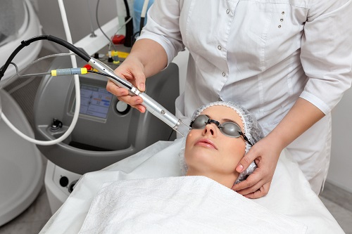 תביעות נזיקין, קוסמטיקאית שהעסיקה מתחזה תפצה מטופלות שנפגעו