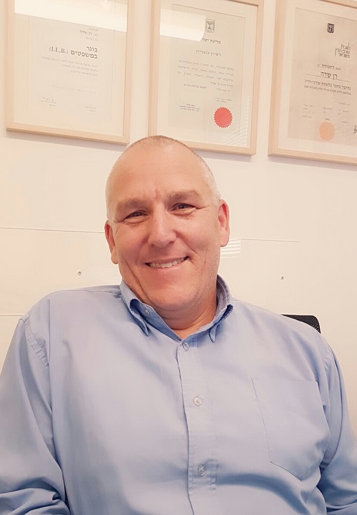 עורך דין דיני משפחה, הבן יקבל את הקרקע של אביו, אך יצטרך לשלם לאחיותיו פיצוי