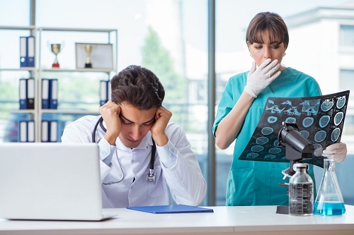 עו"ד רשלנות רפואית, תביעה: דימום מוחי לא אובחן בזמן עקב טיפול רשלני במיון 