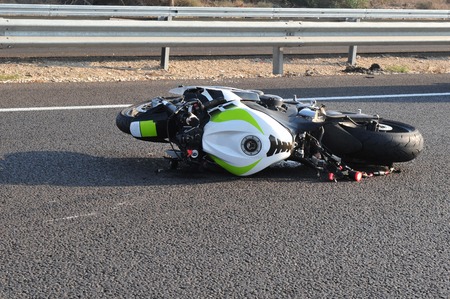 עורך דין תאונות דרכים, רוכב קטנוע הותקף ברמזור ואחר כך ניסה לנסוע ונפל – "תאונת דרכים"?