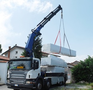 עורך דין תאונת דרכים, תבנית ברזל שחוברה למנוף זזה ופגעה בפועל בניין: מי יפצה?