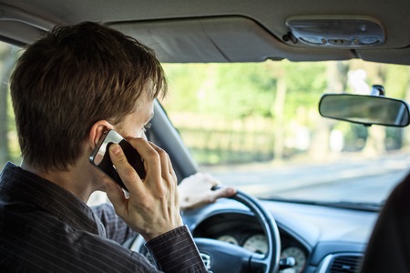 עורכי דין תעבורה, נהג שהואשם בשימוש בטלפון בנהיגה זוכה: לא ברור היכן ביצע את העבירה