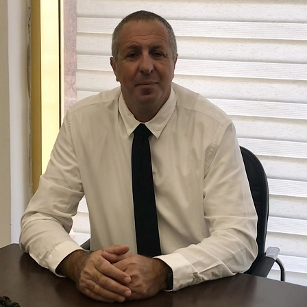 עורך דין מקרקעין, העניק במתנה דירה לילדיו החורגים – וביקש לחזור בו בהשפעת בת זוגו 