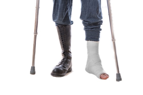 עו"ד נזיקין, נתקל בלבנה שקועה ונפצע – עיריית רמת גן תשלם כ-60 אלף שקל