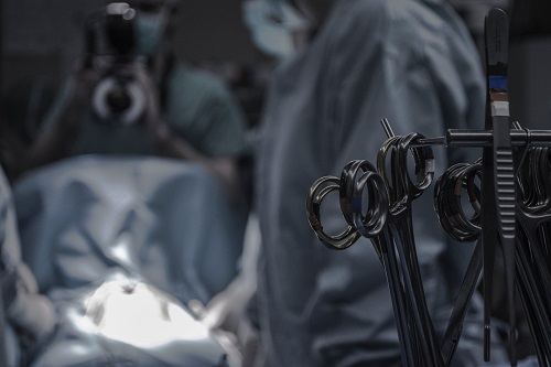 עורך דין רשלנות רפואית, 100,000 שקל פיצויים בעקבות מתיחת בטן כושלת: התובעת נותרה "שבר כלי"