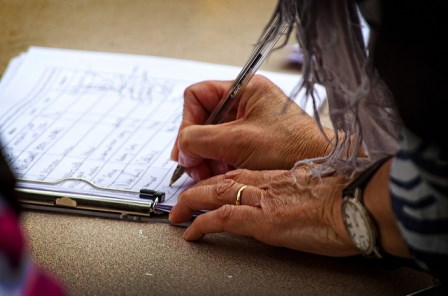 עורך דין משפחה, אפוטרופוס לגוף קיבל במתנה דירה: חוקי?