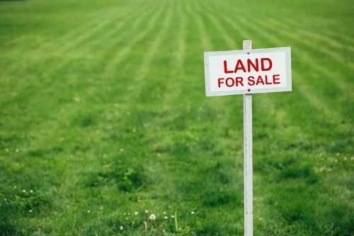 עורך דין דיני מקרקעין, רוכשת תבעה ממוכרת כ-4.8 מיליון שקל בטענה שהקרקע מזוהמת – ונדחתה