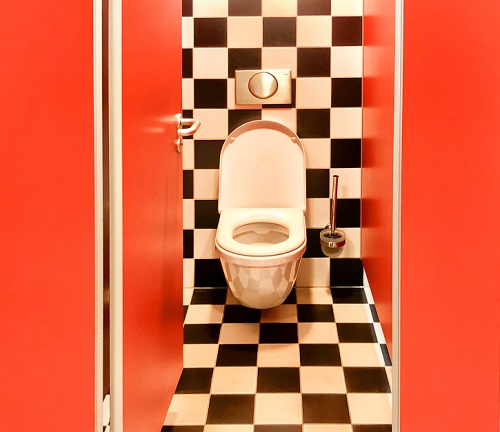 עו"ד דיני עבודה, פיצוי סמלי לעובדת שתדירות היציאות שלה לשירותים פורסמה