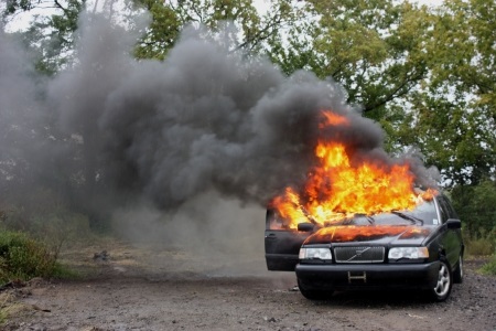 עוד נזיקין, הדליק סיגריה והרכב התפוצץ – חברת הביטוח לא תפצה
