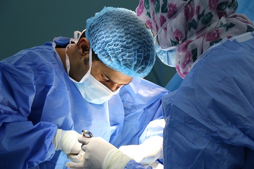 עורך דין רשלנות רפואית, נשארה עם צלקת מכוערת אחרי מתיחת צוואר – הרופא התרשל