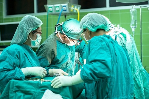 רשלנות רפואית בניתוח, כ-432 שקל פיצויים להורי צעיר שמת אחרי ניתוח מורכב
